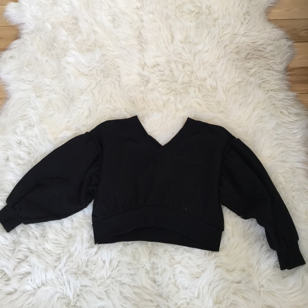 Black crop v neck sweatshirt